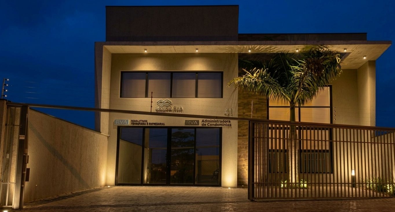 Fachada da sede do Grupo RVA à noite